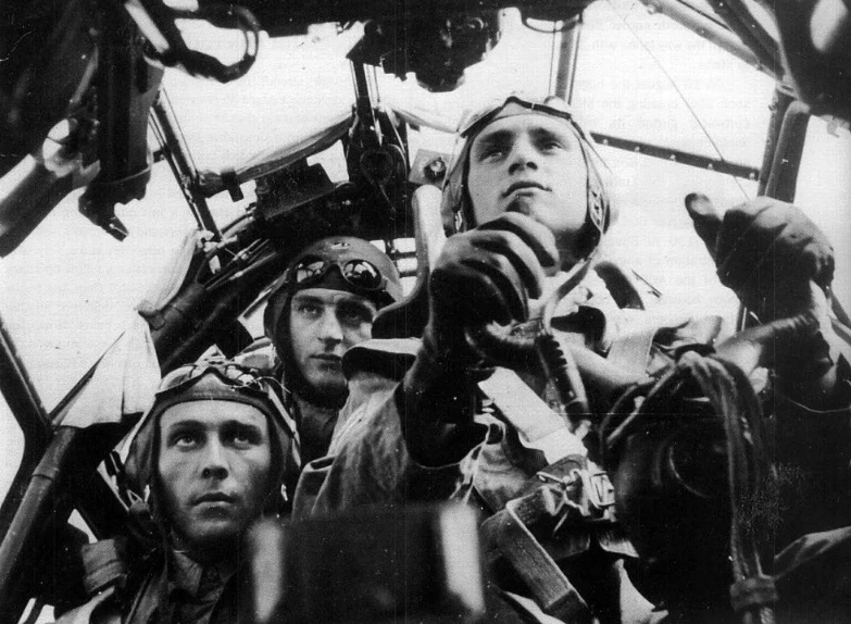 В России для патриотических плакатов крадут американские фотографии